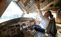 Un pilote dans le cockpit d'un avion de la compagnie United Airlines à l'aéroport international de Newark, le 9 mars 2023 dans le New Jersey