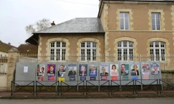 Cette photo prise le 1er avril 2022 montre une vue des affiches des candidats à l'élection présidentielle exposées devant une école à Donzy, dans le centre de la France