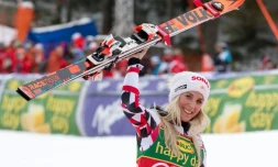 L'Autrichienne Eva-Maria Brem, skis levés, célÚbre sa 1re place dans le slalom géant de Jasna en Slovaquie, le 7 mars 2016