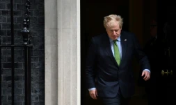 Le Premier ministre britannique Boris Johnson sort du 10 Downing Street, le 5 mai 2022 Ă Londres