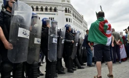 Un manifestant algérien fait face aux forces anti-émeutes à Alger, le 24 mai 2019