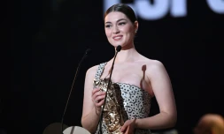 Anamaria Vartolomei reçoit le César du meilleur espoir féminin pour son r$ole dans "l'Evénement", lors de la cérémonie des César à l'Olympia, le 25 février 2022 à Paris