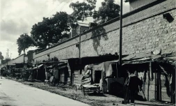 Photographie fournie par les autorités indiennes, montrant des cabanes construites pour des familles réfugiées près du Lothian Bridge à New Delhi, au moment de la partition de l'Inde, le 19 septembre 1950