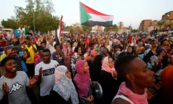 Les Soudanais célÚbrent dans la rue à Khartoum l'accord conclu entre les militaires et la contestations, le 5 juillet 2019