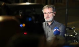 Le porte-parole du parquet belge, Eric Van Der Sypt devant la gare centrale de Bruxelles, le 20 juin 2017 après une explosion "considérée comme une attaque terroriste"