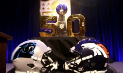 Avant le 50e Super Bowl, la trophée Vince Lombardi et les casques des Carolina Panthers et des Denver Broncos sont présentés à San Francisco, le 5 février 2016