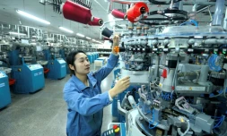 Un ouvrier utilise une machine dans une usine textile à Qingdao, dans la province du Shandong, dans l'est de la Chine, le 15 décembre 2025
