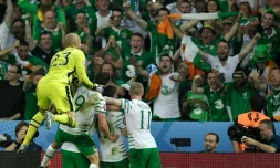 La joie des Irlandais après le but de Robbie Brady face à l'Italie lors de l'Euro, le 22 juin 2016 à Lille