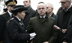 Le ministre de l'Intérieur Bernard Cazeneuve (c) rencontre des douaniers français et des policiers allemands et français sur le Pont de l'Europe, à la frontière franco-allemande sur le Rhin à Strasbourg, le 28 novembre 2015