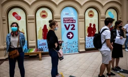 Des personnes font la queue devant un centre de vaccination contre le Covid-19 dans un centre commercial de Moscou le 29 juin 2021