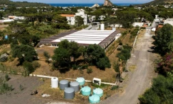 Vue aĂ©rienne des rĂ©servoirs d'eau potable et d'eau de mer prĂšs de l'usine de dessalement sur l'Ăźle de Vulcano, dans l'archipel des Ăoliennes, au large de la Sicile, le 9 juillet 2026