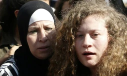 Le jeune Palestinienne Ahed Tamimi (D) avec sa mère à leur libération de prison après 8 mois de détention en Israël. Photo prise le 29 juillet 2018 près du village de Nabi Saleh en Cisjordanie occupée
