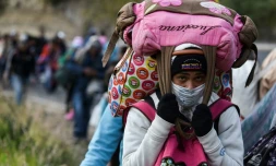 Une migrante vénézuelienne marche le long de la route à proximité de Tulcan, en Equateur, le 21 août 2018