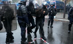 Un homme arrêté par la police à Paris lors de heurts ayant éclaté à la fin de la manifestation contre la vie chère le 24 octobre 2026