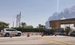 Capture écran d'une vidéo AFPTV montrant une colonne de fumée s'élever du site pétrolier d'Abqaiq en Arabie saoudite, le 14 septembre 2019