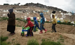 Des enfants de bédouins arabes israéliens jouent au pied de la décharge de Dudaim dans le sud d'Israël le 7 février 2016