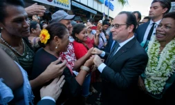 François Hollande salue la population locale sur le marché de Papeete à tahiti le 22 février 2016