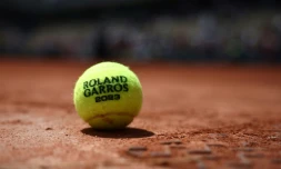 La balle officielle de Roland-Garros est photographiée le 27 mai 2023 à Paris