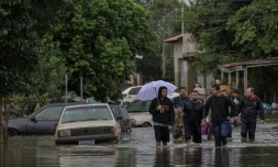 Des habitants se déplacent dans une rue inondée de la ville de Canoas, dans le sud du Brésil, le 13 mai 2024