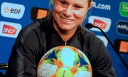 Amandine Henry, milieu et capitaine de l'équipe de France féminine, en conférence de presse au Parc des Princes de Paris le 6 juin 2019