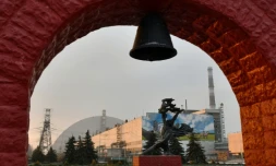 Un édifice devant le dÎme géant recouvrant le réacteur de la centrale de Tchernobyl, le 8 décembre 2020