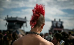 Un participant à une free party sur un site militaire à Cornusse, près de Bourges, le 1er mai 2026 dans le Cher