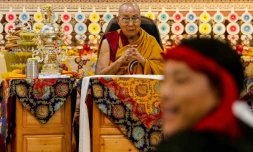 Le Dalaï Lama pendant une cérémonie de prières dans le principal temple tibétain de McLeod Ganj, en Inde, le 30 juin 2025