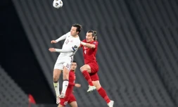 Le Letton Janis Ikaunieks (g) Ă la lutte avec le Turc Caglar Soyuncu, lors de leur match de qualification pour le Mondial-2022, le 30 mars 2021 Ă Istanbul