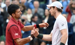 Le Serbe Novak Djokovic (g.) serre la main du Britannique Andy Murray après avoir remporté la finale masculine des Internationaux de France de tennis de Roland Garros, à Paris, le 5 juin 2016
