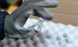 Une dose du vaccin anti-Covid de Pfizer-BioNTech à l'arrivée des premières commandes en France en banlieue parisienne le 26 décembre 2020