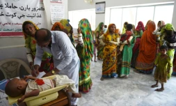 Un médecin vérifie le poids d'un enfant à l'hôpital pakistanais de Mithi, le 25 mai 2018