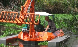 Une pelle amphibie pour nettoyer l'étang Saint-Paul (Photo DR)