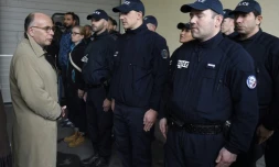 Le ministre de l'Intérieur Bernard Cazeneuve rencontre des policiers le 5 octobre 2015 à Saint-Ouen, dans la banlieue de Paris