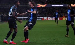 Le FC Bruges de l'attaquant nigérian Dennis Emmanuel Bonaventure (G), ici en 16e de finale aller de Ligue Europa face à Manchester United le 20 février à Bruges, a été sacré champion de Belgique