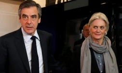 François et Penelope Fillon lors d'un débat de candidats à la présidentielle à Aubervilliers, près de Paris, le 20 mars 2017
