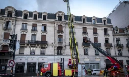 Des pompiers interviennent sur un incendie dans un immeuble de Toulouse, le 10 janvier 2019