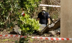 Un expert examine les restes d'un missile à Alonei Abba, dans le nord d'Israël le 10 février 2018