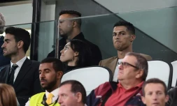 L'attaquant vedette de la Juventus Cristiano Ronaldo (d) suit le match face aux Young Boys en C1, le 2 octobre 2018 à Turin