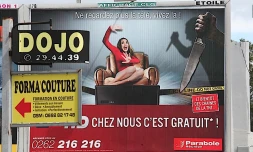 Mercredi 15 septembre 2010 - Cette affiche de Parabole Réunion est jugée dégradante pour l'image de la femme par la commune de Saint-Denis