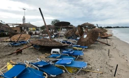 Parasols et chaises longues endommagées par une tornade sur la plage de Nea Plagia, le 11 juillet 2019