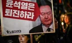 Une affiche portant le slogan "Yoon Suk Yeol doit démissionner" durant un rassemblement de protestation nocturne contre le président sud-coréen, à Séoul, le 4 décembre 2024