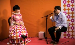 Un homme parle avec le robot androïd "totto", réplique quasi parfaite de la star de la télé japonaise Tetsuko Kuroyanagi, au salon World Robot Summit, le 18 octobre 2018 à Tokyo
