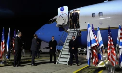 Le secrétaire d'Etat américain Marco Rubio débarque de son avion à l'aéroport Ben Gourion de Tel-Aviv, en Israël, le 15 février 2025