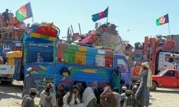 Des réfugiés afghans, expulsés du Pakistan, attendent à l'extérieur d'un centre de rétention à Chaman, près de la frontière pakistano-afghane, le 22 avril 2025