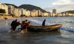 Des pêcheurs prennent l'eau depuis la plage de Copacabana, à Rio de Janeiro, au Brésil, le 23 mai 2023