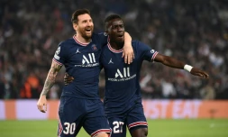 Le milieu sénégalais du Paris  Saint-Germain Idrissa Gana Gueye et l'attaquant argentin Lionel Messi bras dessus, bras dessous lors du match contre Manchester City au Parc des Princes à Paris 28 septembre 2021 