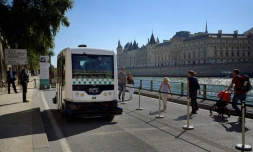 Un bus électrique roule sur les voies sur berges à Paris, le 24 septembre 2016