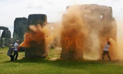 Image tirée d'une vidéo fournie par le groupe écologiste Just Stop Oil montrant des militants asperger de peinture des monolithes du site de Stonehenge en Angleterre, en juin 2024