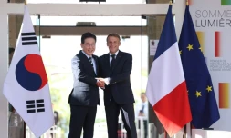 Le président Emmanuel Macron accueille son homologe sud-coréen Lee Jae Myung au "Sommet LumiÚre" sur l'avenir du cinéma à Saint-Paul-de-Vence, dans les Alpes-Maritimes, le 7 septembre 2026
