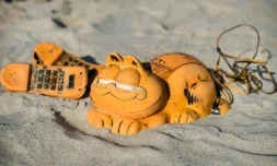 Un téléphone Garfield échoué sur le sable de Bretagne, le 28 mars 2019